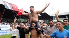 Ta� gibi ba�pehlivan