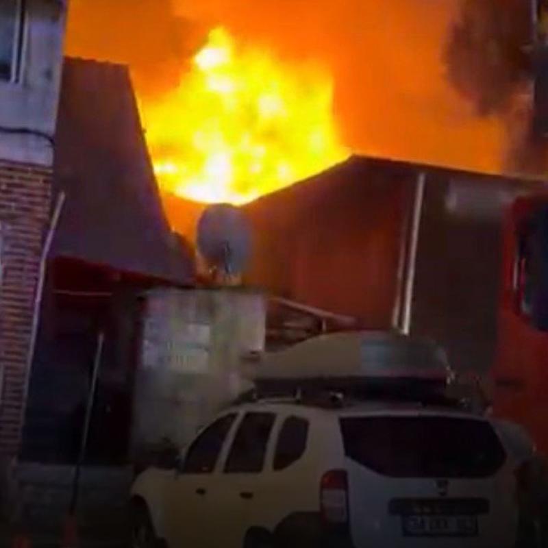 Samsun'da korkutan yang�n: Tekkek�y'deki boya deposu alevlere teslim oldu