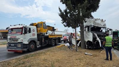 Mersin'de feci kaza... Kafa kafaya �arp��an t�r s�r�c�leri hayat�n� kaybetti