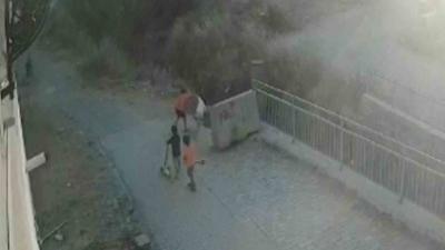 Zorbalar otizmliyi su kanal�na itti! K�z �ocu�u �l�mle burun buruna geldi