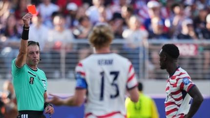 UEFA: FIFA k�rm�z� �izgiyi a�t�