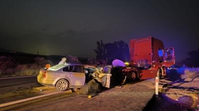 Adana'da otomobil park halindeki t�ra �arpt�: 2 �l�