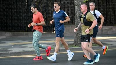 Macron rutini bozmad�! NATO Zirvesi �ncesi sabah ko�usuna ��kt�