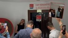 CHP'de devir teslimler �ilingirle yap�l�yor! Kendilerini binaya kilitlediler