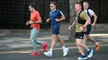 Macron rutini bozmad�! NATO Zirvesi �ncesi sabah ko�usuna ��kt�