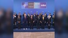 NATO'da g�l�mseten anlar! Rutte'den Trump'a ayakkab� i�areti