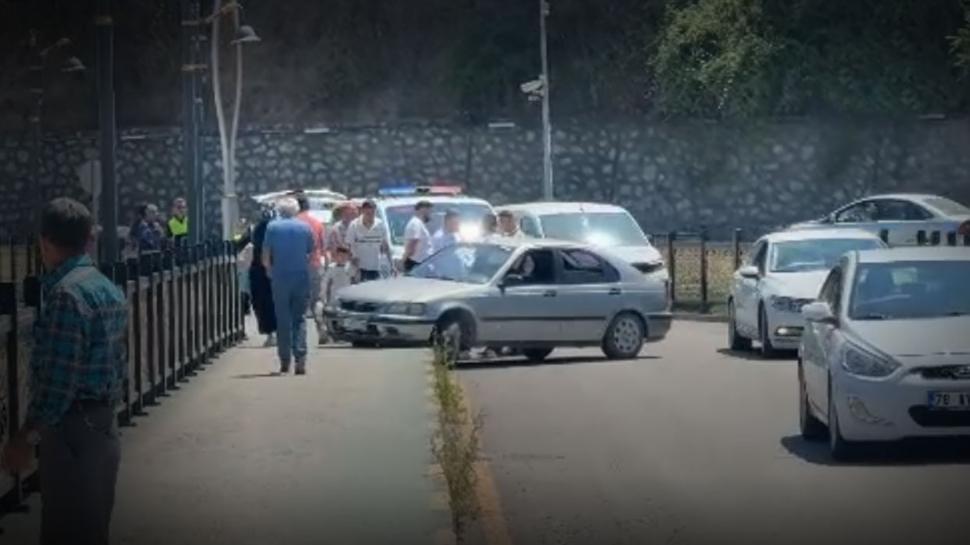 Aracını olay yerinde bırakıp kaçtı: Kaldırımdaki yayaya çarpan firari sürücü her yerde aranıyor