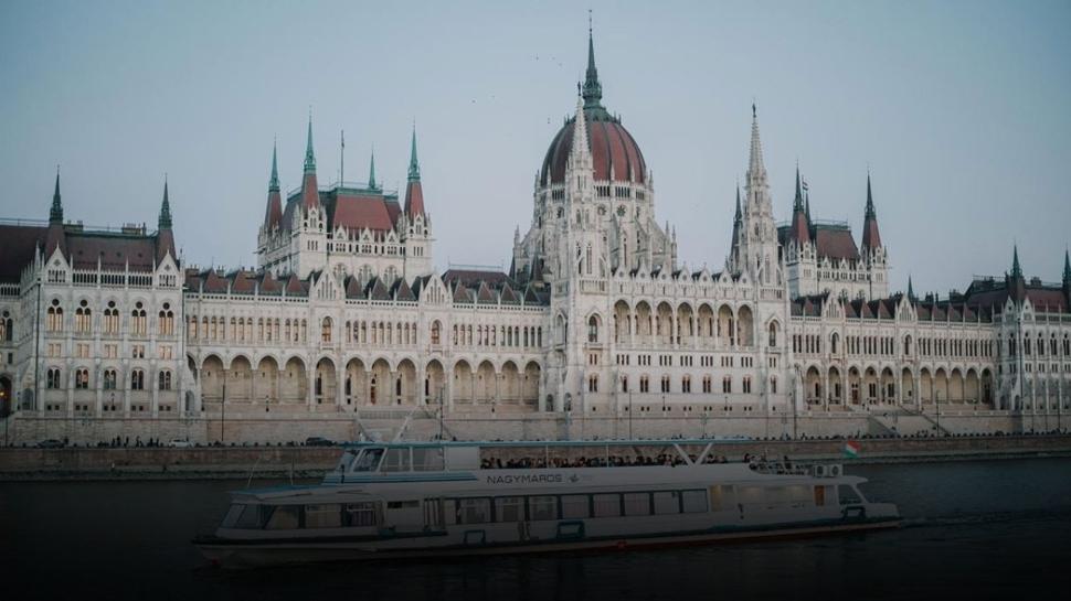Orban'ın partisi sarayı kuşattı: Eski Cumhurbaşkanı Ader'den "Hukukun üstünlüğü bitti" çıkışı