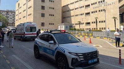 Adliye �n�nde gergin anlar! Duru�ma taraflar� birbirine girdi, polisler yaraland�