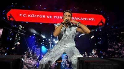 Sakarya K�lt�r Yolu Festivali'nde Sefo r�zgar�: Gen�ler Millet Bah�esi'ni doldurdu