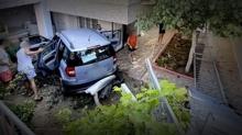Didim'de korkutan kaza: Kontrolden ��kan otomobil apartman bah�esine u�tu