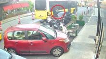 �stanbul yollar�nda �ETT pani�i! Yayay� otob�sle ara� aras�na s�k��t�rd�