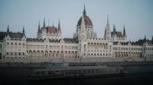 Orban'�n partisi saray� ku�att�: Eski Cumhurba�kan� Ader'den ''Hukukun �st�nl��� bitti'' ��k���