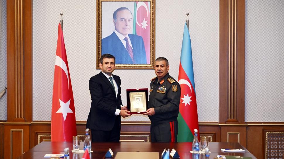 Azerbaycan Savunma Bakanı Hasanov'dan Selçuk Bayraktar'a ziyaret