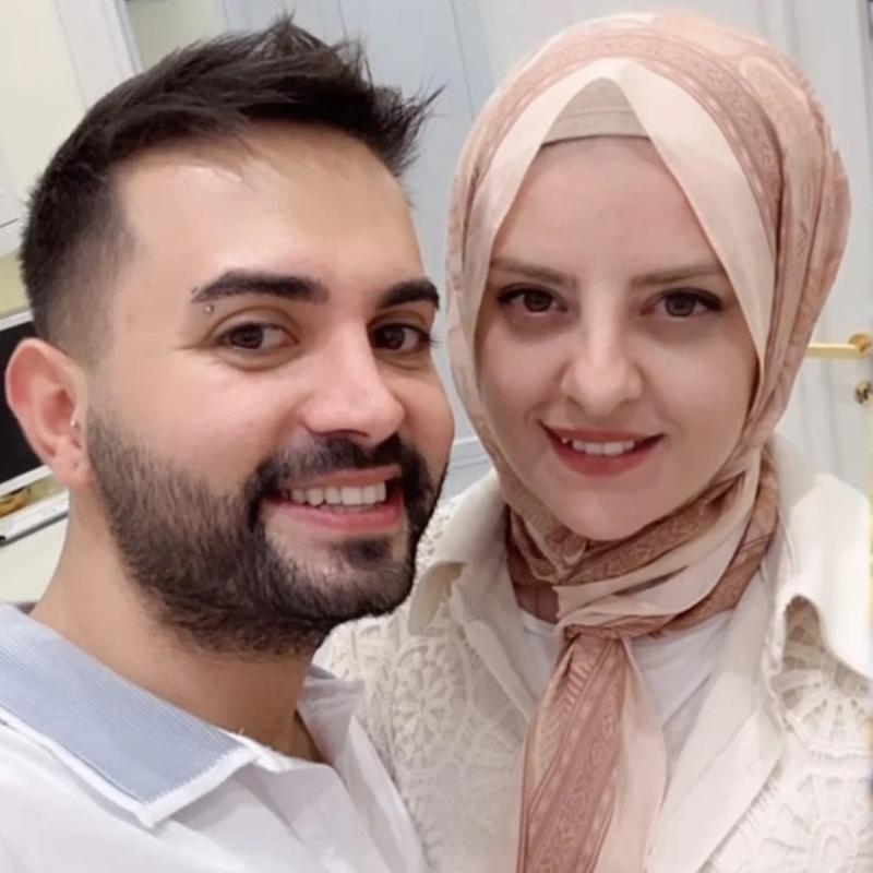Karde�inin k�na gecesine e�i iddial� elbisesi damga vurdu