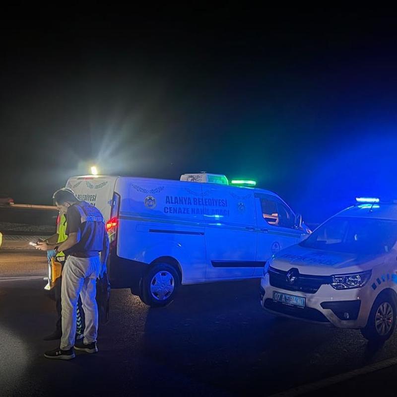 Alanya'da feci kaza: Otob�s�n �arpt��� ya�l� adam olay yerinde can verdi