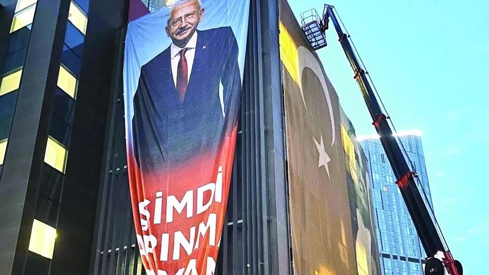 CHP'de poster sava��! �l binas� yine kar��t�