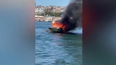 Fatih'te tekne yangını! Canlarını kurtarmak için denize atladılar