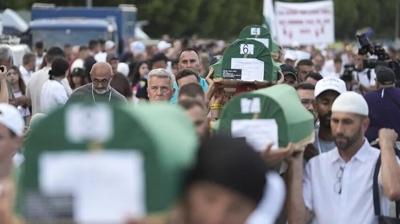 Srebrenitsa Soyk�r�m�'n�n 10 kurban� bug�n topra�a verilecek