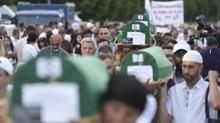 Srebrenitsa Soyk�r�m�'n�n 10 kurban� bug�n topra�a verilecek