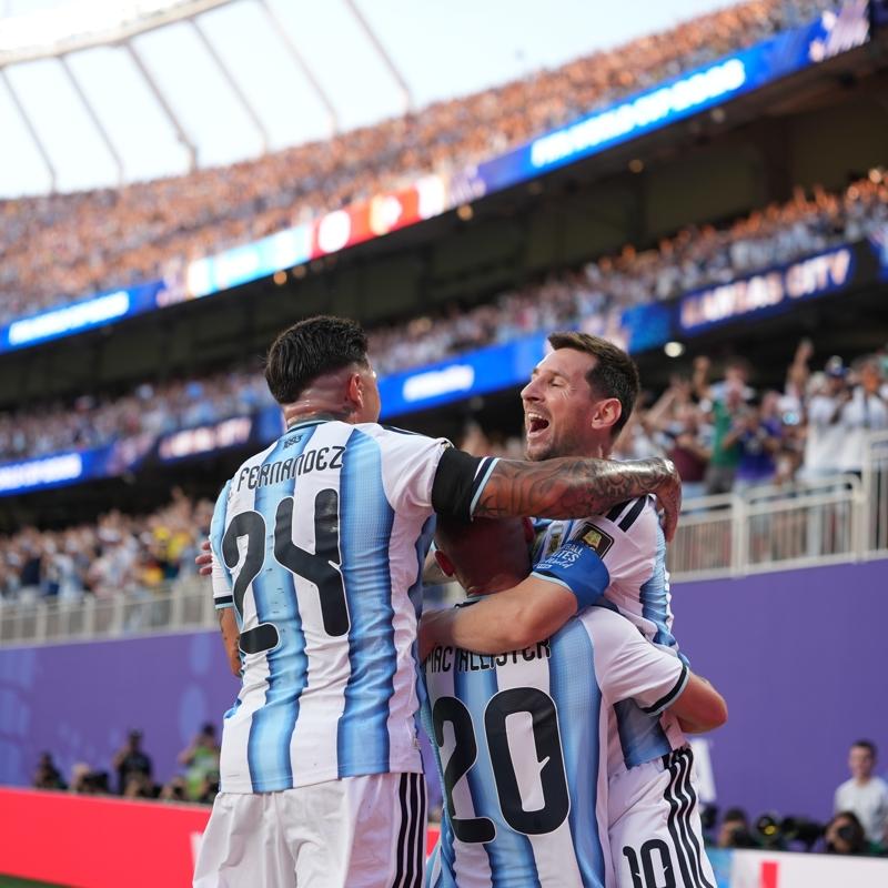 Messi'li Arjantin yar� finalde! �svi�re uzatmalarda y�k�ld�...