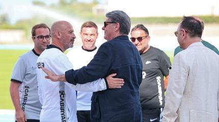 Be�ikta�'ta ba�kan Serdal Adal�, tak�mla bulu�tu