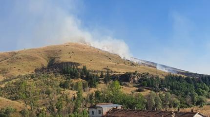Vatanda�lar trakt�rleriyle destek verdi: Afyonkarahisar'da ��kan yang�n s�nd�r�ld�