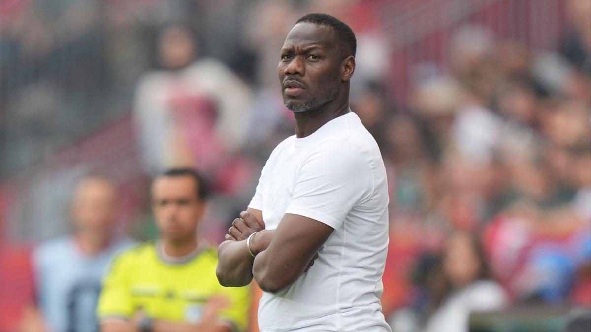 pape thiaw senegal milli tak�m� ayr�l�k foto�raflar� resimleri