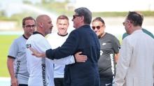 Be�ikta�'ta ba�kan Serdal Adal�, tak�mla bulu�tu