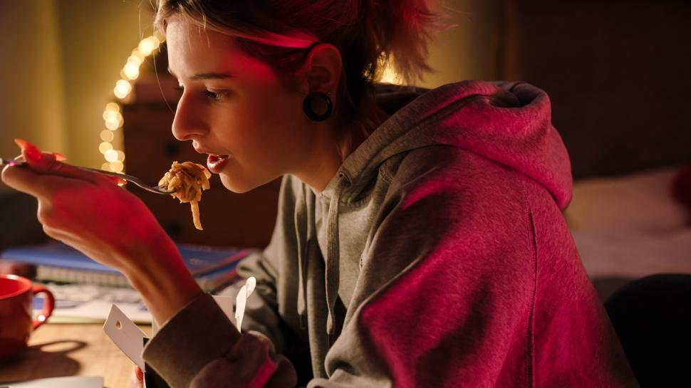 Gece neden acıkırız? Uyumadan önce gelen yeme isteğinin 7 nedeni
