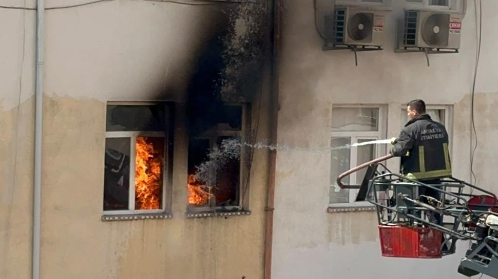 Antalya'da korkutan görüntü! Daire alev alev yandı