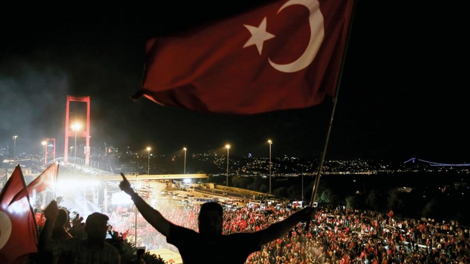 İstanbul'da "15 Temmuz Gecesi" fotoğraf sergisi açıldı