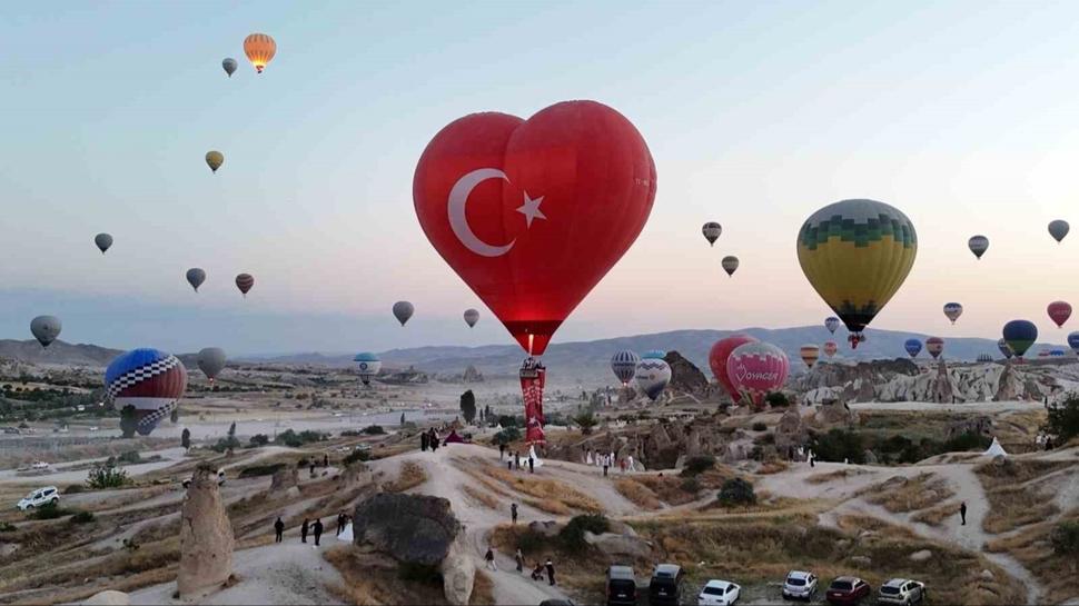 Kapadokya'da 15 Temmuz selamı! 253 şehit gökyüzünde anıldı