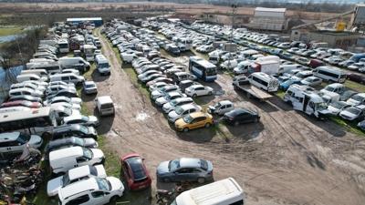 Yediemin otoparklarında vurgun! Hacizli araçların orijinal parçalarını sökmüşler