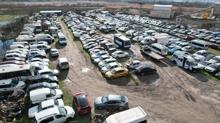 Yediemin otoparklar�nda vurgun! Hacizli ara�lar�n orijinal par�alar�n� s�km��ler