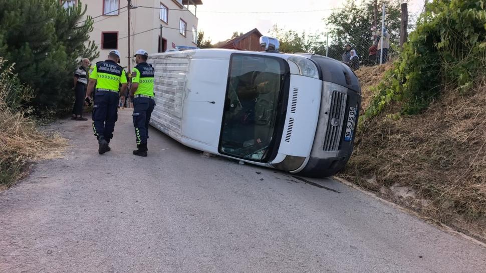 İnegöl'de tarım işçilerini taşıyan servis minibüsü devrildi: 7 kişi yaralandı