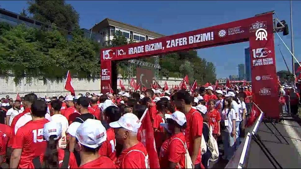 İstanbul'da tarihi yürüyüş başladı! "İrade Bizim, Zafer Bizim" diyen binler köprüye yürüyor