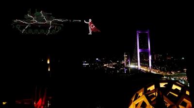 15 Temmuz �ehitler K�pr�s�'nde nefes kesen g�steri: G�ky�z� binlerce dronla ayd�nland�