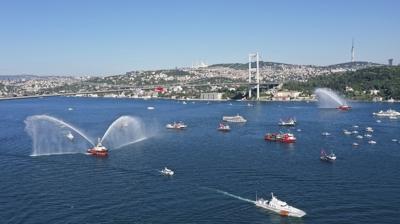 Bo�az'da 253 gemiyle �ehitlere vefa seferi: K�y�lar T�rk bayraklar�yla donat�ld�