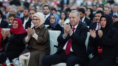 Emine Erdo�an'dan 15 Temmuz payla��m�: Tarihi bir d�n�m noktas�d�r