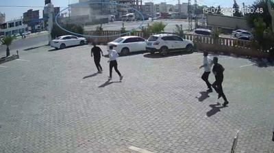 Mardin'de kontrolden ��kan t�r devrildi: O anlar g�venlik kameras�nda
