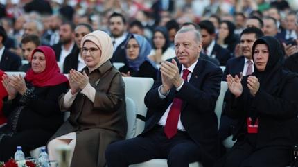 Emine Erdo�an'dan 15 Temmuz payla��m�: Tarihi bir d�n�m noktas�d�r