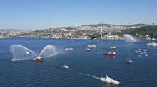 Bo�az'da 253 gemiyle �ehitlere vefa seferi: K�y�lar T�rk bayraklar�yla donat�ld�