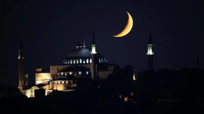 10. y�ld�n�m�nde minarelerde ayn� ses... T�m camilerde sela okundu