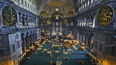 Ayasofya'da '�ncil' ile tahrik! �ki provokat�r g�zalt�na al�nd�