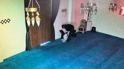 Vicdanlar� s�zlatan g�r�nt�! Camideki yard�m kutusundaki paralar� �ald�