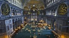 Ayasofya'da ''�ncil'' ile tahrik! �ki provokat�r g�zalt�na al�nd�