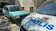 Polisin ''dur'' ihtar�na uymad�, arac�n� b�rak�p ka�t�