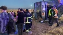 Yolcu otob�s� devrildi! Vali Bakan: 46 yaralar� var, ikisinin durumu kritik