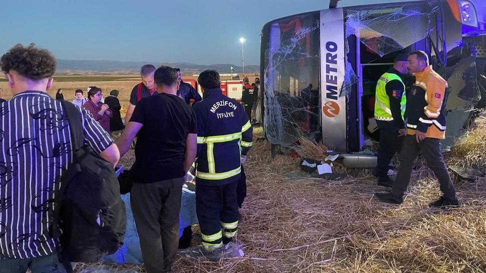 Yolcu otobüsü devrildi! Vali Bakan: 46 yaraları var, ikisinin durumu kritik